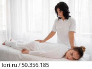 female osteopathist treating girl hospital. Стоковое фото, агентство Ingram Publishing / Фотобанк Лори