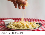 hand sprinkling cheese pasta. Стоковое фото, агентство Ingram Publishing / Фотобанк Лори