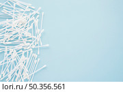 heap cotton swabs blue background. Стоковое фото, агентство Ingram Publishing / Фотобанк Лори