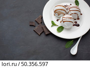 high angle plate with flavoured ice cream. Стоковое фото, агентство Ingram Publishing / Фотобанк Лори