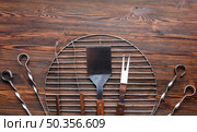 high angle view barbecue tools wooden desk. Стоковое фото, агентство Ingram Publishing / Фотобанк Лори