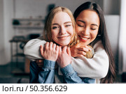 hugs cheerful girlfriends. Стоковое фото, агентство Ingram Publishing / Фотобанк Лори