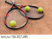 tennis rackets with balls court. Стоковое фото, агентство Ingram Publishing / Фотобанк Лори