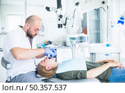 woman going through dental treatment with expander. Стоковое фото, агентство Ingram Publishing / Фотобанк Лори