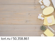 shower implements wooden table. Стоковое фото, агентство Ingram Publishing / Фотобанк Лори