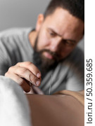 close up therapist holding acupuncture needle. Стоковое фото, агентство Ingram Publishing / Фотобанк Лори
