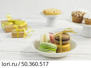 macaron plate with blurred sweets. Стоковое фото, агентство Ingram Publishing / Фотобанк Лори