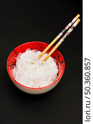 rice vermicelli bowl with chopstick black surface. Стоковое фото, агентство Ingram Publishing / Фотобанк Лори