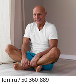senior man sitting yoga lotus position. Стоковое фото, агентство Ingram Publishing / Фотобанк Лори