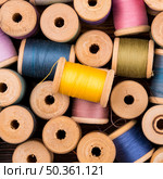 top view colored thread spools. Стоковое фото, агентство Ingram Publishing / Фотобанк Лори