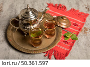 arabic tea glasses with teapot red cloth. Стоковое фото, агентство Ingram Publishing / Фотобанк Лори