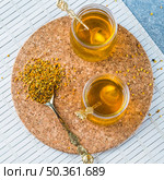 OLYMPUS DIGITAL CAMERA. bee pollens spoon with honey pots cork coasters. Стоковое фото, агентство Ingram Publishing / Фотобанк Лори
