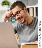 close up smiley guy with glasses headphones. Стоковое фото, агентство Ingram Publishing / Фотобанк Лори
