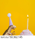 OLYMPUS DIGITAL CAMERA. dinosaur with birthday hat delicious muffin. Стоковое фото, агентство Ingram Publishing / Фотобанк Лори
