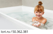 front view little girl bathtub. Стоковое фото, агентство Ingram Publishing / Фотобанк Лори
