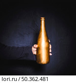 golden bottle champagne. Стоковое фото, агентство Ingram Publishing / Фотобанк Лори