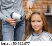little girl getting her hair brushed dried. Стоковое фото, агентство Ingram Publishing / Фотобанк Лори