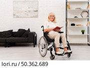 long shot old woman holding book. Стоковое фото, агентство Ingram Publishing / Фотобанк Лори