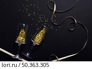 spangles glasses with ribbon table. Стоковое фото, агентство Ingram Publishing / Фотобанк Лори