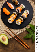 top view sushi plating wooden background. Стоковое фото, агентство Ingram Publishing / Фотобанк Лори