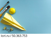 yellow paintbrushes paper plane inspiration. Стоковое фото, агентство Ingram Publishing / Фотобанк Лори