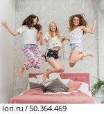 friends pijama party jumping bed. Стоковое фото, агентство Ingram Publishing / Фотобанк Лори