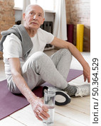 full shot tired man sitting. Стоковое фото, агентство Ingram Publishing / Фотобанк Лори