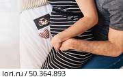 pregnant woman with husband ultrasound. Стоковое фото, агентство Ingram Publishing / Фотобанк Лори