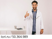 smiley doctor saying everything is okay. Стоковое фото, агентство Ingram Publishing / Фотобанк Лори