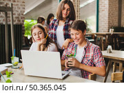 students working laptop together. Стоковое фото, агентство Ingram Publishing / Фотобанк Лори