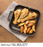 top view baked chicken wedges pan. Стоковое фото, агентство Ingram Publishing / Фотобанк Лори