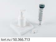 pills white balloon spray medical gauze empty syringe treatment white background. Стоковое фото, агентство Ingram Publishing / Фотобанк Лори