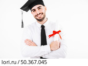 smiling graduating man with diploma. Стоковое фото, агентство Ingram Publishing / Фотобанк Лори