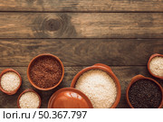 jasmine brown wholemeal rice white rice organic rice bowl wooden table. Стоковое фото, агентство Ingram Publishing / Фотобанк Лори