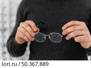 man store trying glasses close up. Стоковое фото, агентство Ingram Publishing / Фотобанк Лори