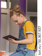 medium shot girl learning with tablet. Стоковое фото, агентство Ingram Publishing / Фотобанк Лори