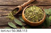 natural crushed green leaves bowl. Стоковое фото, агентство Ingram Publishing / Фотобанк Лори