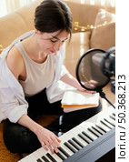 person producing music indoors 5. person producing music indoors 4. Стоковое фото, агентство Ingram Publishing / Фотобанк Лори