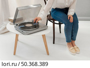 portrait woman listening music pick up. Стоковое фото, агентство Ingram Publishing / Фотобанк Лори