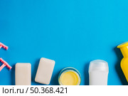 razor soap moisturizer shampoo bottles blue background. Стоковое фото, агентство Ingram Publishing / Фотобанк Лори