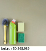 detergent bottle brush sponge colored background. Стоковое фото, агентство Ingram Publishing / Фотобанк Лори