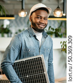 smiley man posing with helmet. Стоковое фото, агентство Ingram Publishing / Фотобанк Лори