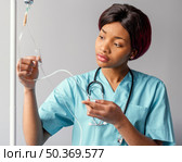 woman adjusting perfusion medium shot. Стоковое фото, агентство Ingram Publishing / Фотобанк Лори