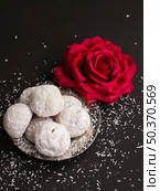 top view islamic pastries with red rose. Стоковое фото, агентство Ingram Publishing / Фотобанк Лори