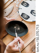 woman doing pottery masterpiece her workshop. Стоковое фото, агентство Ingram Publishing / Фотобанк Лори