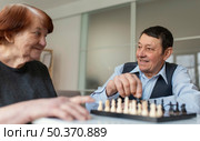 close up woman man playing chess. Стоковое фото, агентство Ingram Publishing / Фотобанк Лори