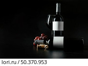 corks grape near bottles wineglass. Стоковое фото, агентство Ingram Publishing / Фотобанк Лори