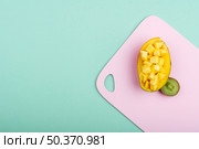 cute arrangement with mango kiwi. Редакционное фото, агентство Ingram Publishing / Фотобанк Лори