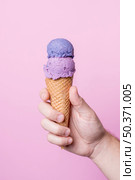 delicious biscuit cone scoops ice scream. Стоковое фото, агентство Ingram Publishing / Фотобанк Лори