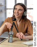 front view woman podcasting with microphone. Стоковое фото, агентство Ingram Publishing / Фотобанк Лори
